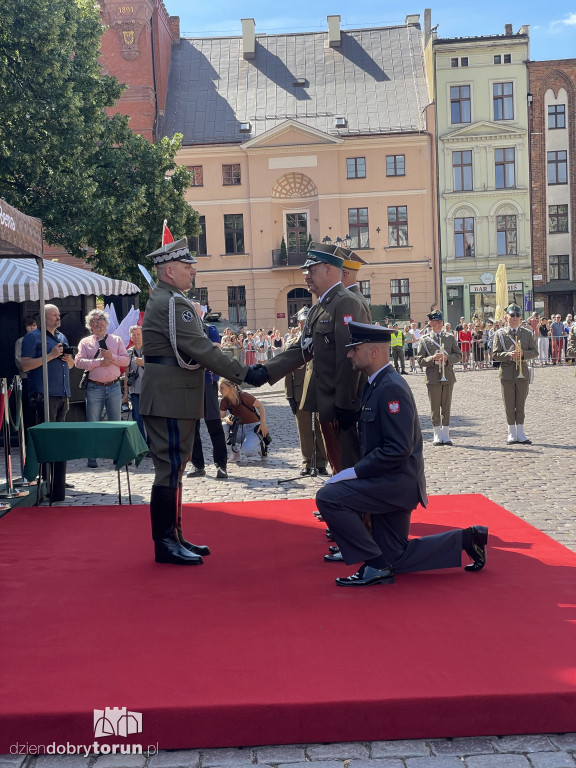 Oficerska promocja na toruńskim rynku
