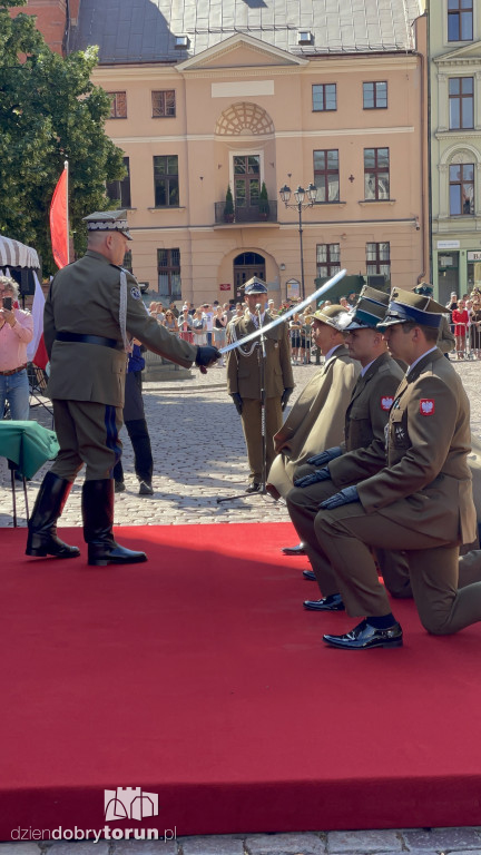Oficerska promocja na toruńskim rynku