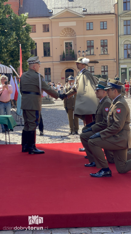 Oficerska promocja na toruńskim rynku