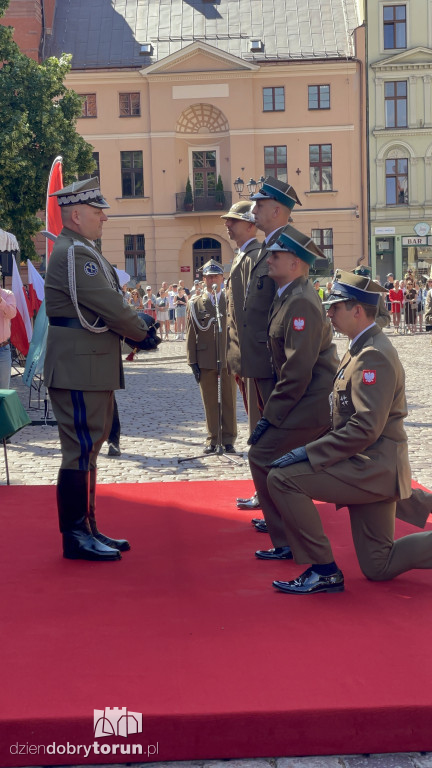 Oficerska promocja na toruńskim rynku
