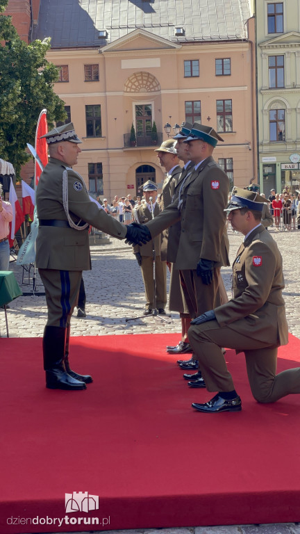 Oficerska promocja na toruńskim rynku