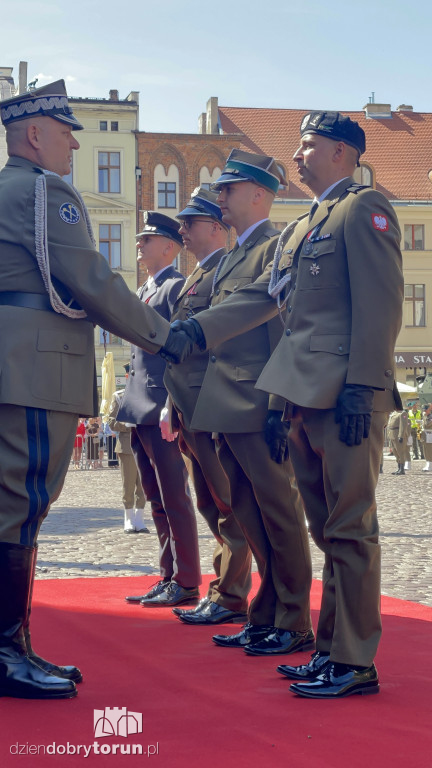 Oficerska promocja na toruńskim rynku