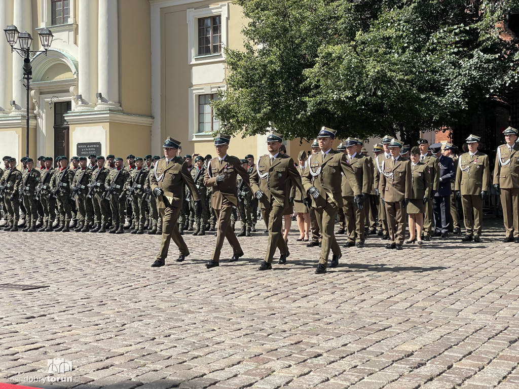 Oficerska promocja na toruńskim rynku