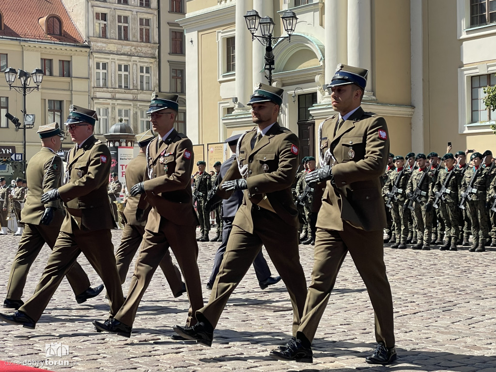 Oficerska promocja na toruńskim rynku
