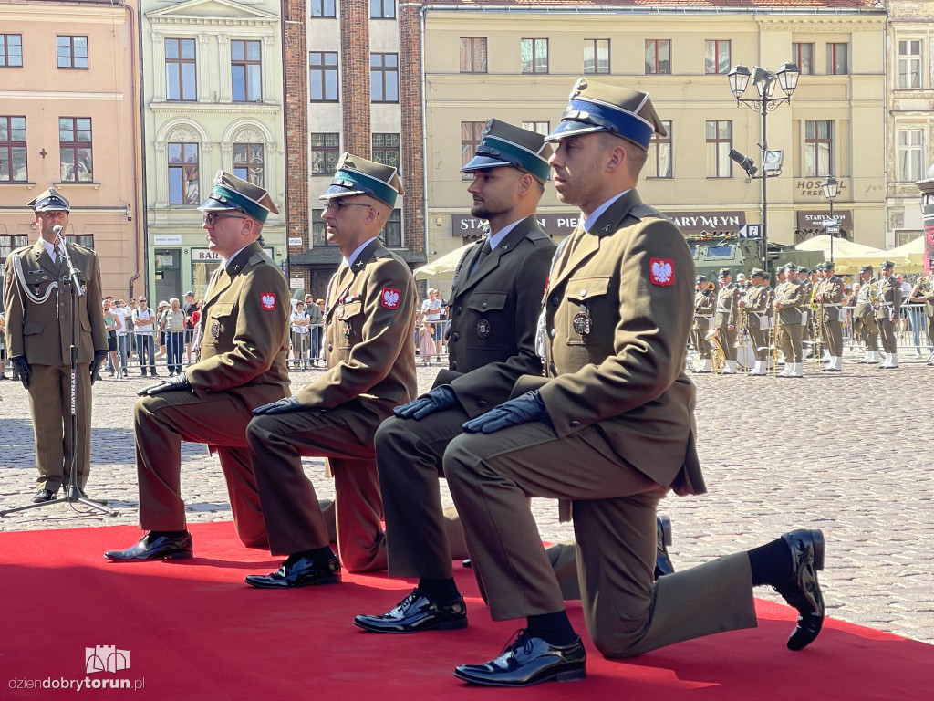 Oficerska promocja na toruńskim rynku