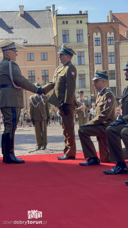 Oficerska promocja na toruńskim rynku