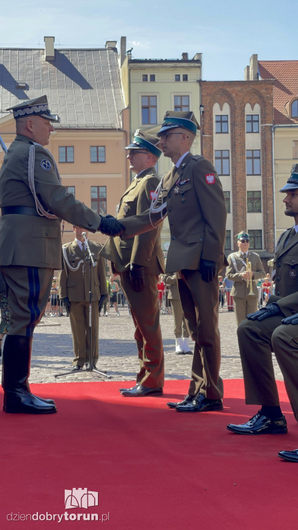 Oficerska promocja na toruńskim rynku