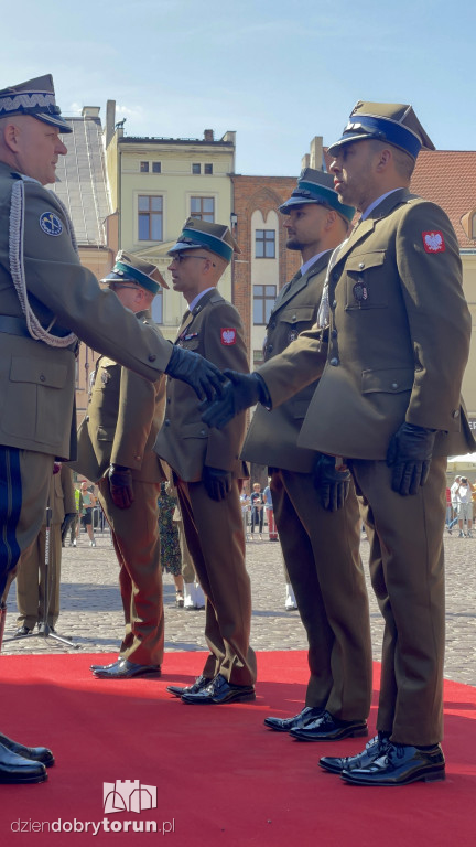 Oficerska promocja na toruńskim rynku