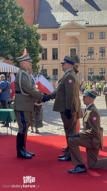 Oficerska promocja na toruńskim rynku