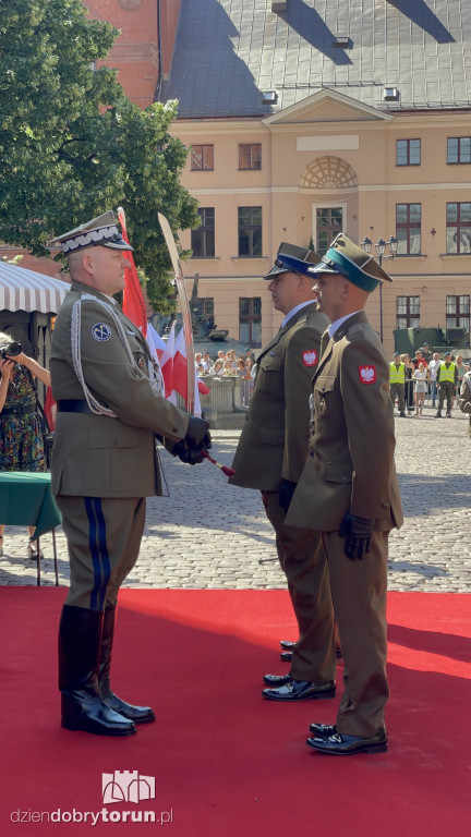 Oficerska promocja na toruńskim rynku