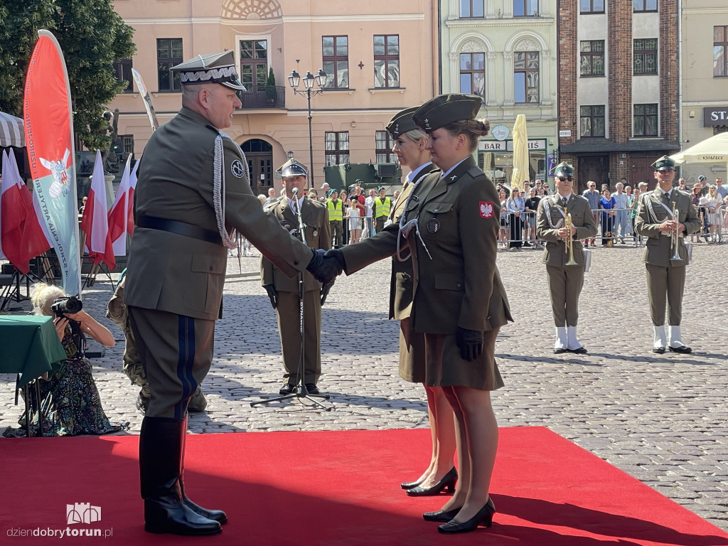Oficerska promocja na toruńskim rynku