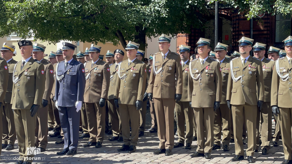 Oficerska promocja na toruńskim rynku