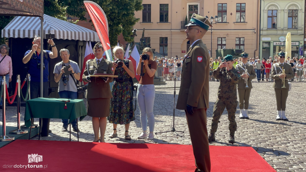 Oficerska promocja na toruńskim rynku