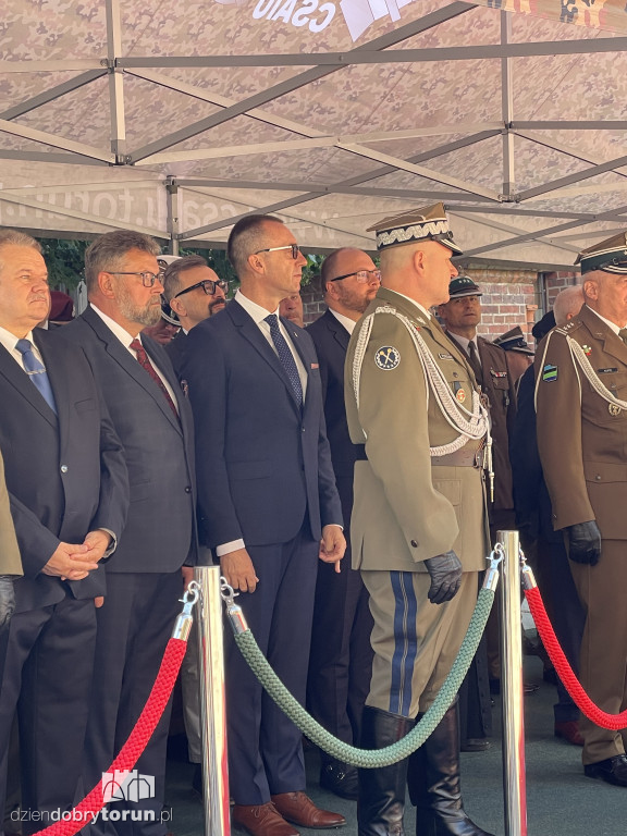 Oficerska promocja na toruńskim rynku