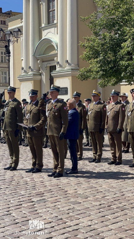 Oficerska promocja na toruńskim rynku
