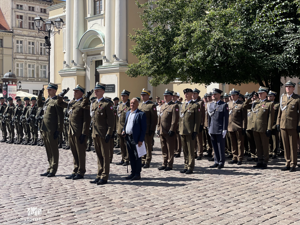 Oficerska promocja na toruńskim rynku