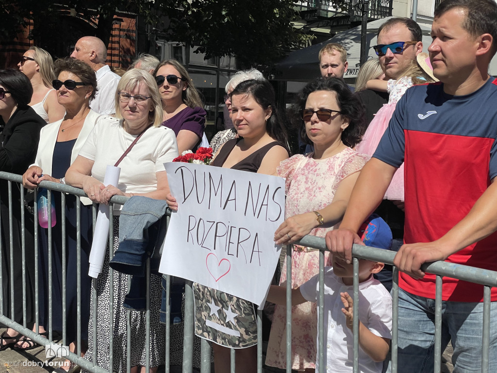Oficerska promocja na toruńskim rynku