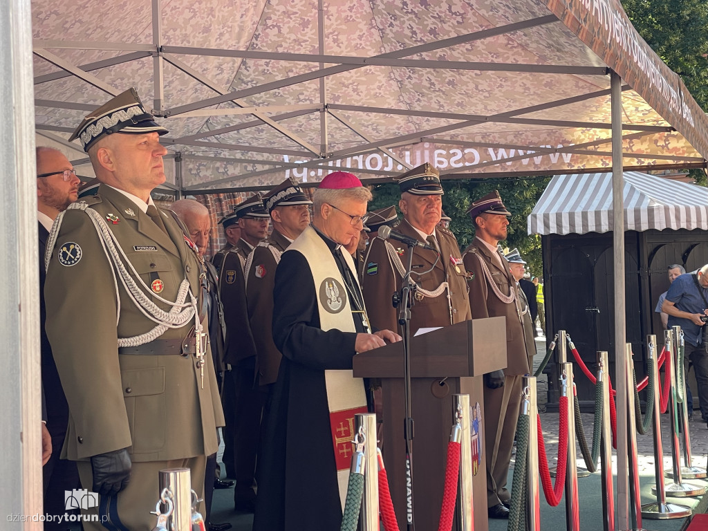Oficerska promocja na toruńskim rynku