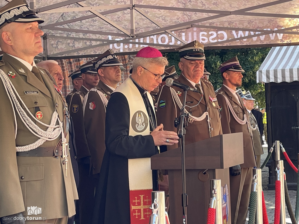 Oficerska promocja na toruńskim rynku