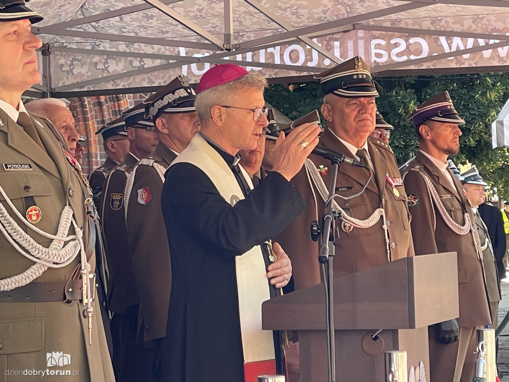 Oficerska promocja na toruńskim rynku