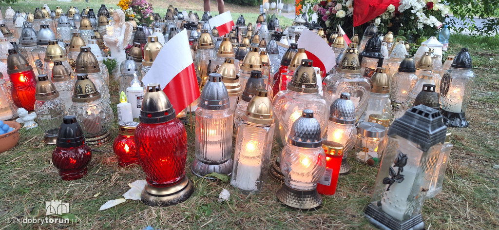 Znicze i kwiaty w Parku Glazja