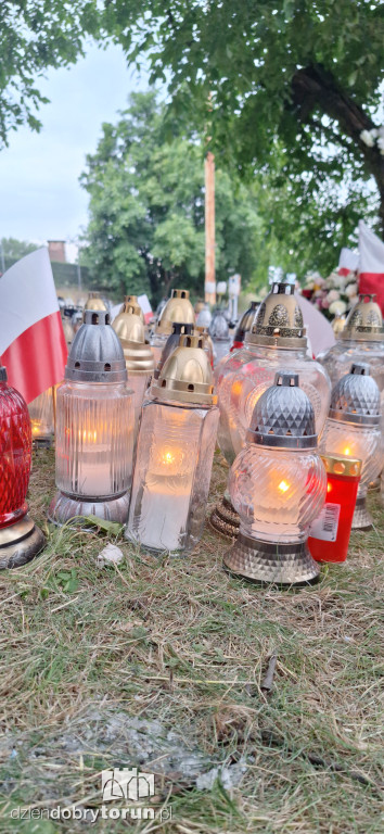 Znicze i kwiaty w Parku Glazja