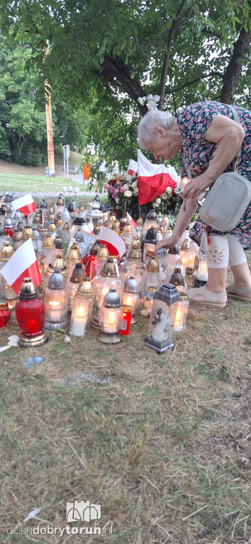 Znicze i kwiaty w Parku Glazja