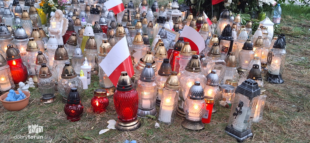 Znicze i kwiaty w Parku Glazja