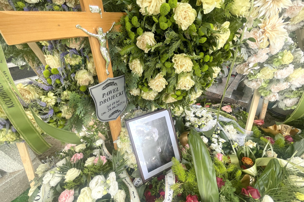 Morze kwiatów na grobie dra Drojeckiego