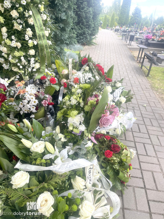 Morze kwiatów na grobie dra Drojeckiego