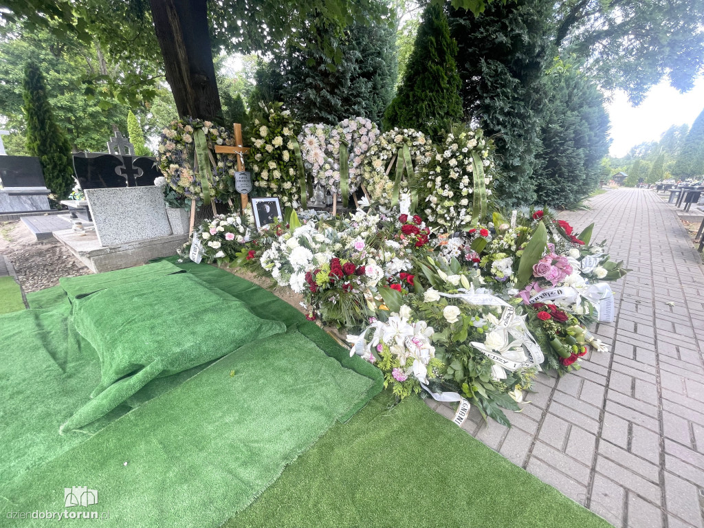 Morze kwiatów na grobie dra Drojeckiego
