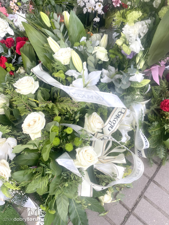 Morze kwiatów na grobie dra Drojeckiego