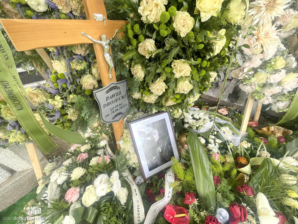 Morze kwiatów na grobie dra Drojeckiego