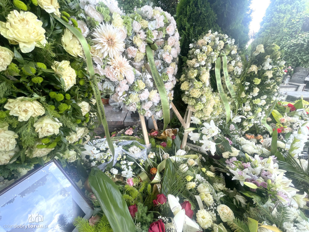 Morze kwiatów na grobie dra Drojeckiego