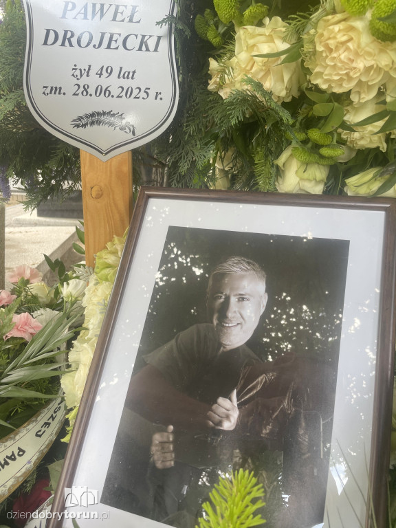 Morze kwiatów na grobie dra Drojeckiego