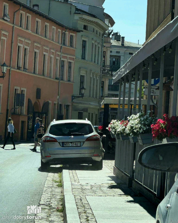 Tak parkuje się w Toruniu