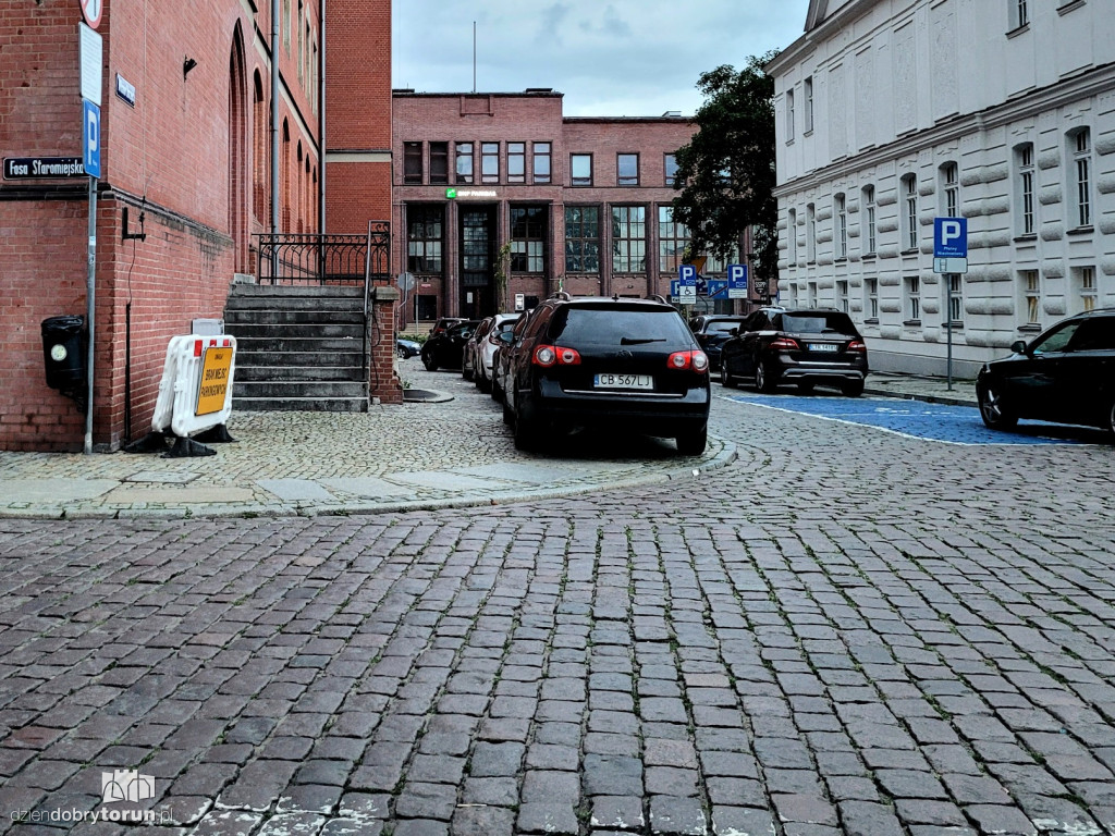 Tak parkuje się w Toruniu