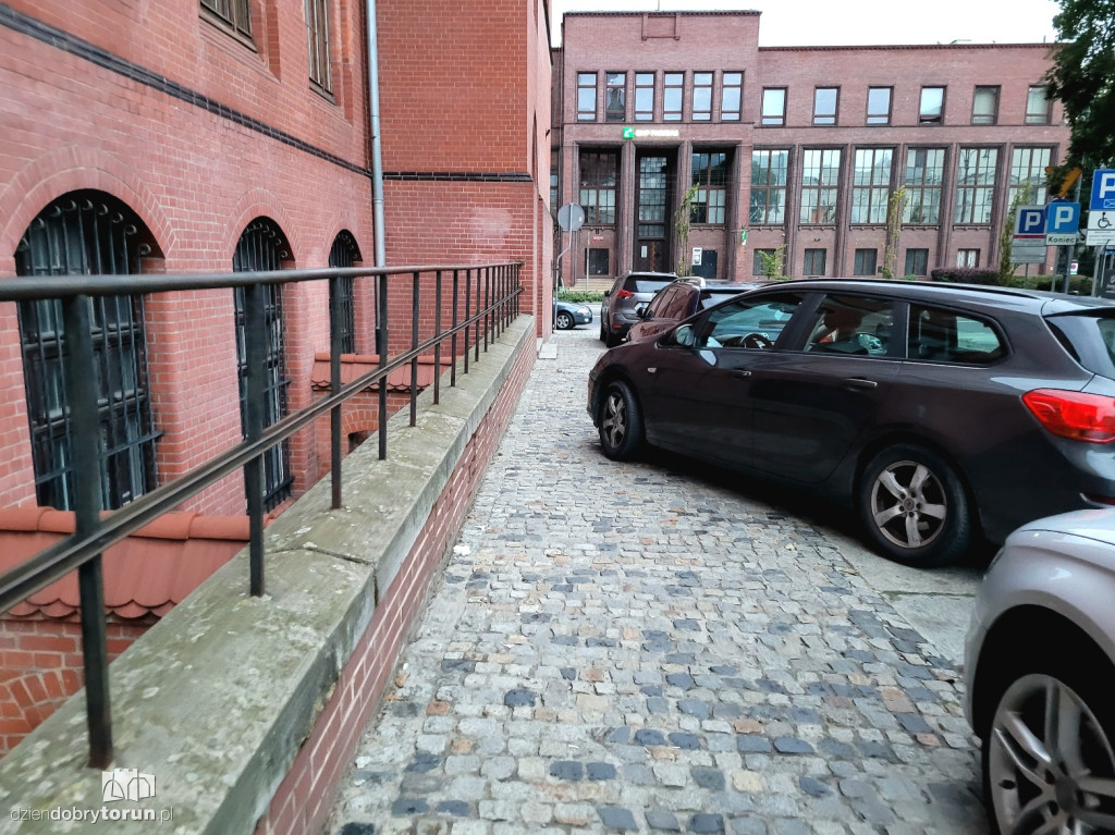 Tak parkuje się w Toruniu