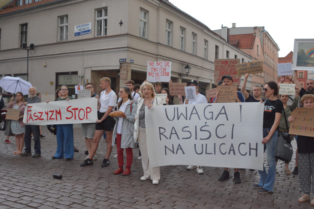Kontrmanifestanci kontra Konfederacja. Napięta atmosfera w Toruniu