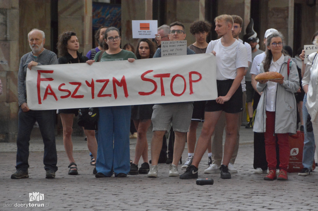 Kontrmanifestanci kontra Konfederacja. Napięta atmosfera w Toruniu