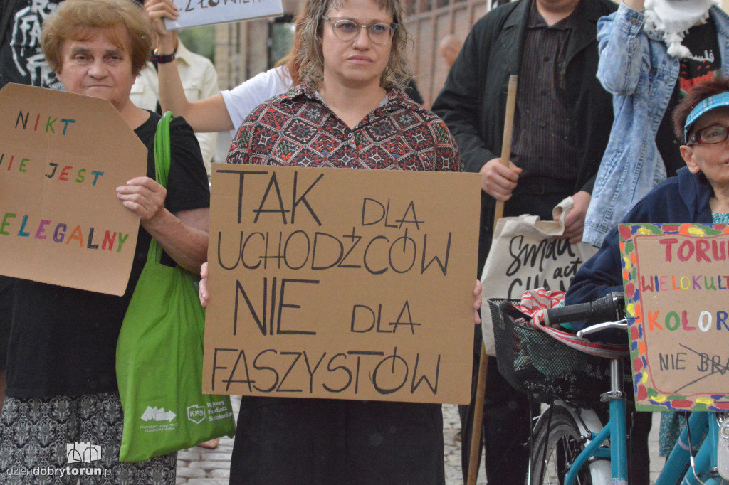 Kontrmanifestanci kontra Konfederacja. Napięta atmosfera w Toruniu