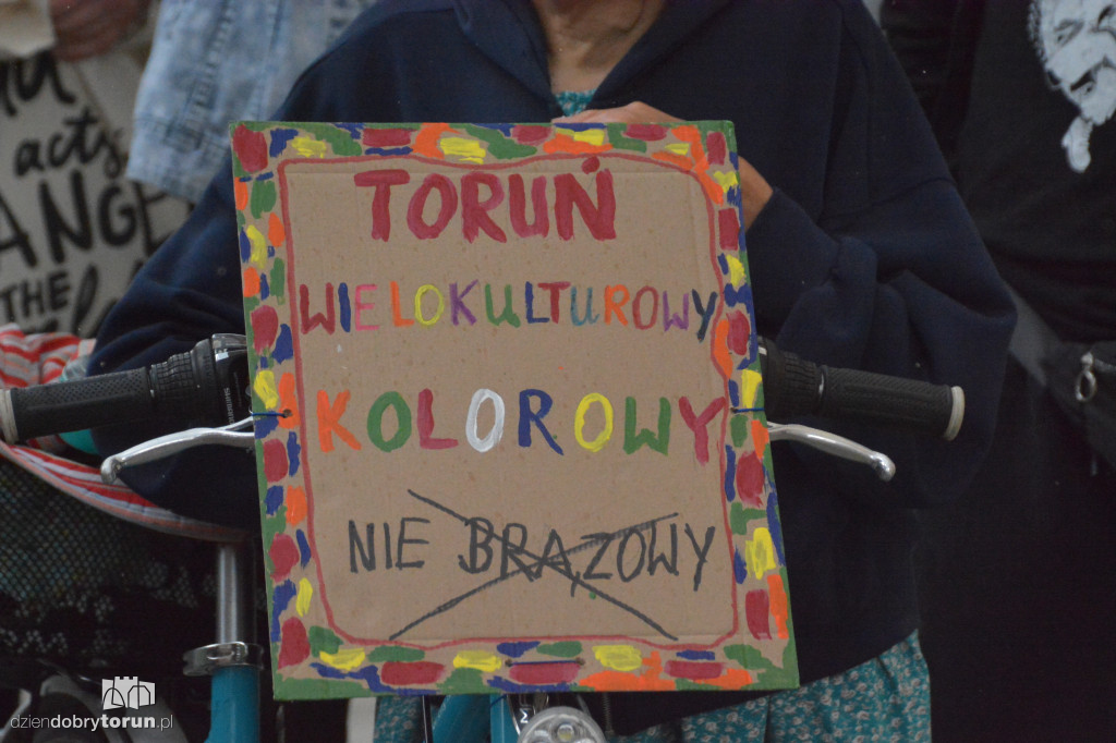 Kontrmanifestanci kontra Konfederacja. Napięta atmosfera w Toruniu