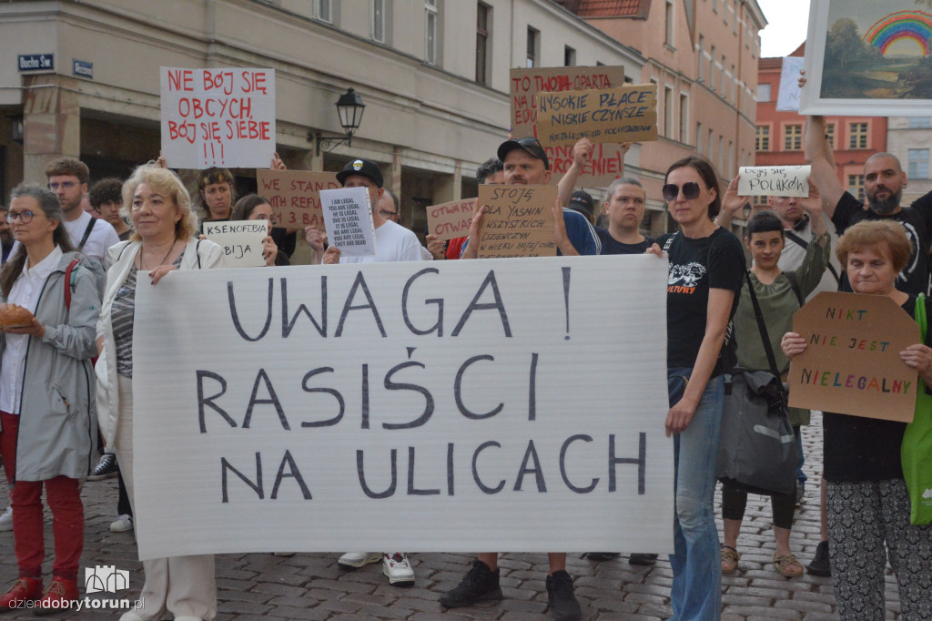 Kontrmanifestanci kontra Konfederacja. Napięta atmosfera w Toruniu