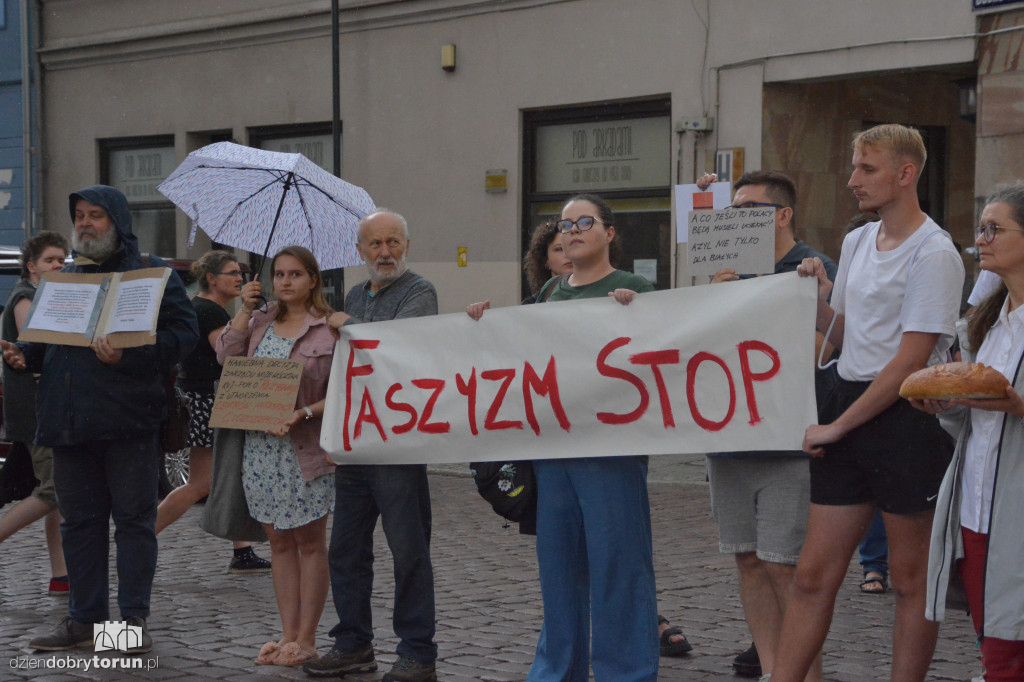 Kontrmanifestanci kontra Konfederacja. Napięta atmosfera w Toruniu