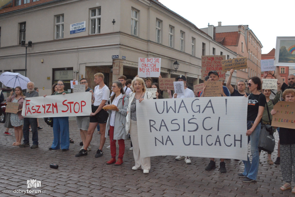 Kontrmanifestanci kontra Konfederacja. Napięta atmosfera w Toruniu
