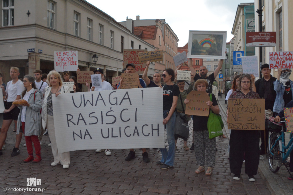 Kontrmanifestanci kontra Konfederacja. Napięta atmosfera w Toruniu