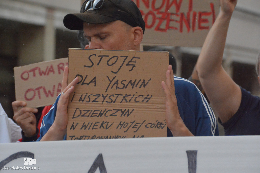 Kontrmanifestanci kontra Konfederacja. Napięta atmosfera w Toruniu