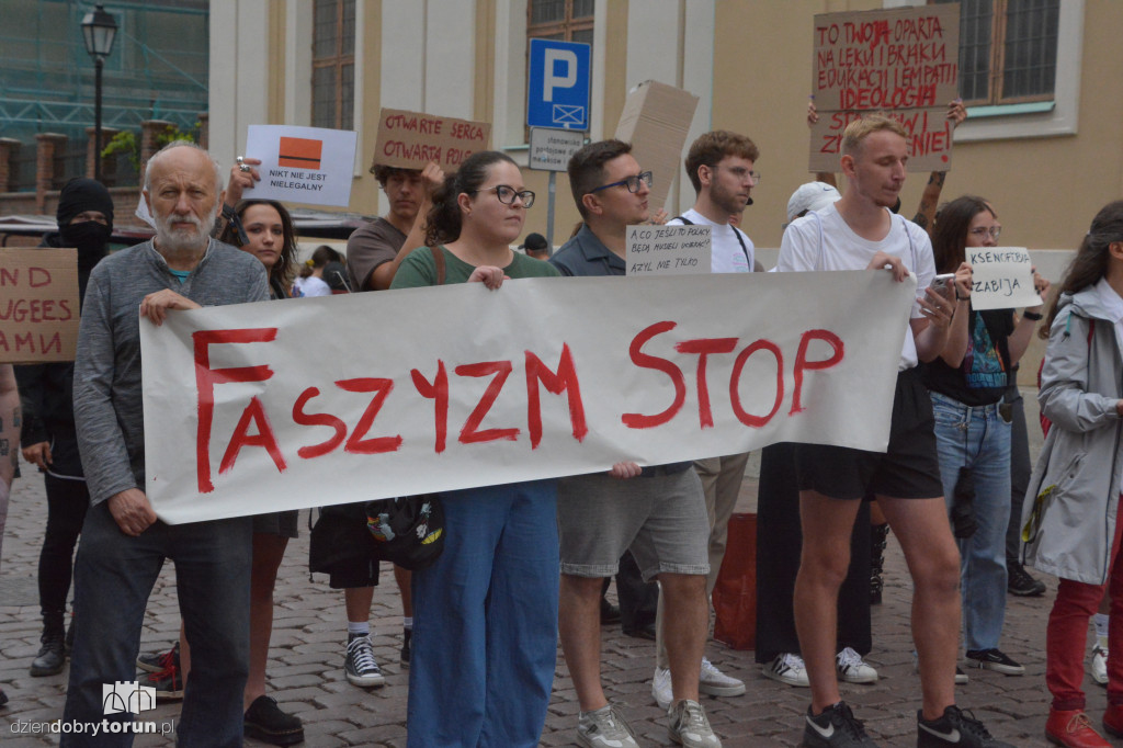 Kontrmanifestanci kontra Konfederacja. Napięta atmosfera w Toruniu