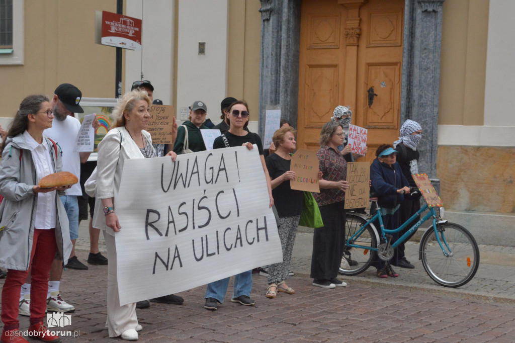 Kontrmanifestanci kontra Konfederacja. Napięta atmosfera w Toruniu