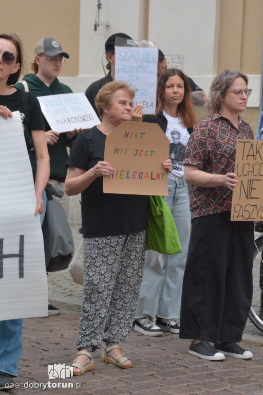 Kontrmanifestanci kontra Konfederacja. Napięta atmosfera w Toruniu